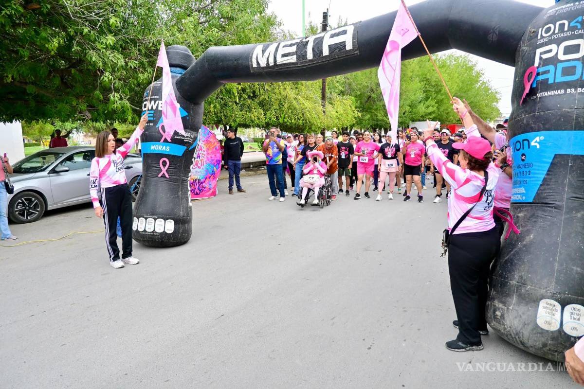 $!La alcaldesa Sara Irma Pérez Cantú dio el banderazo de salida a la carrera de cinco kilómetros en la colonia Occidental.