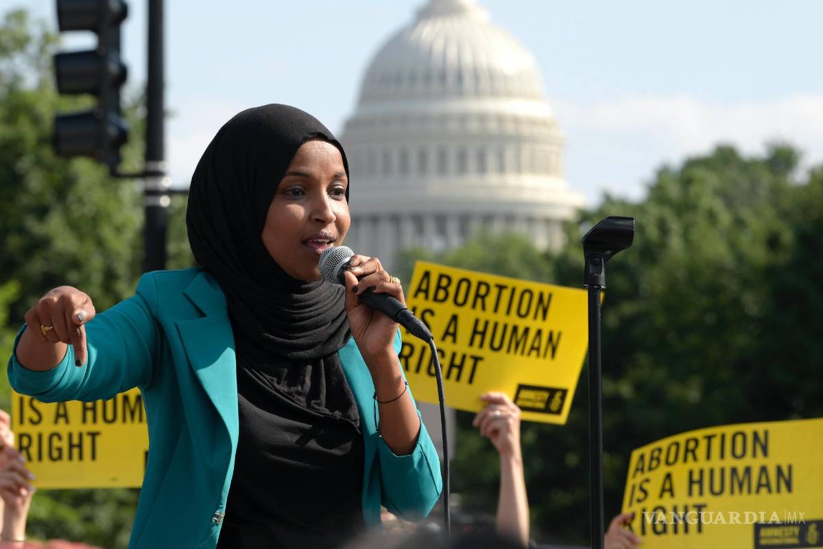 $!La congresista demócrata por Minnesota Ilhan Omar durante una manifestación contra el fallo que prohíbe el aborto, frente al Tribunal Supremo en Washington.