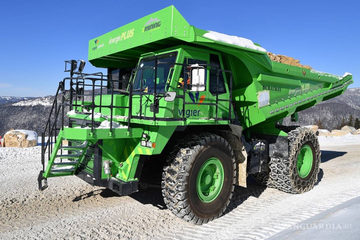 Camión minero es el vehículo eléctrico más grande del mundo, y regenera tanta energía que da luz a su empresa