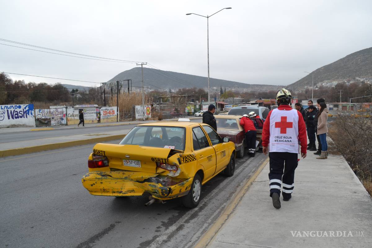 $!Con carroza fúnebre evita que auto caiga en barranco