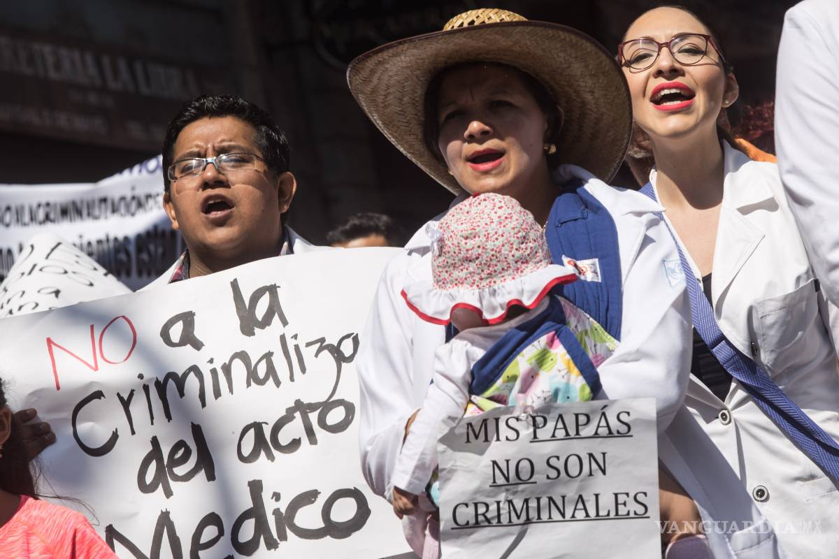 Médicos convocan a paro nacional el 13 de abril