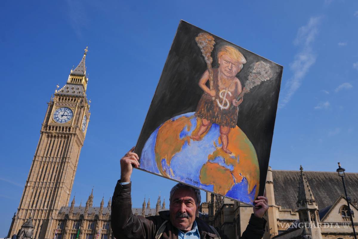 $!El artista Kaya Mar con su pintura crítica del presidente estadounidense Donald Trump en Westminster, Londres.