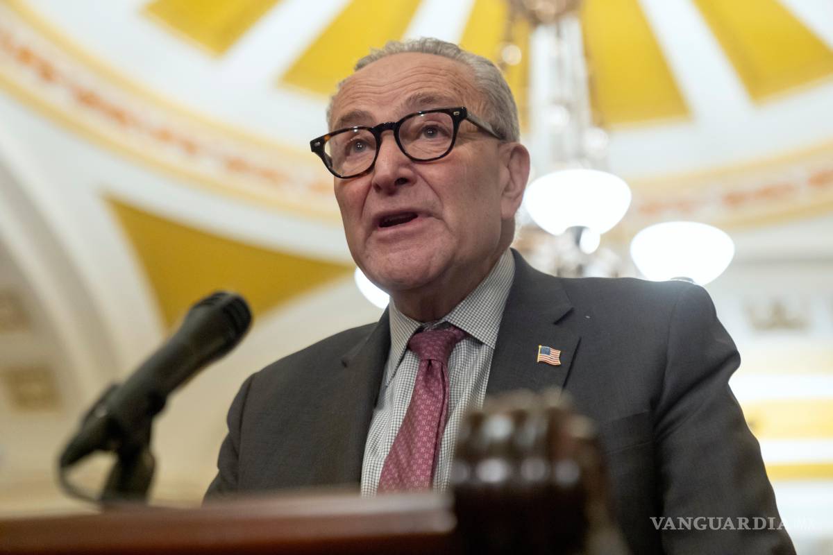$!El líder de la minoría demócrata del Senado, Chuck Schumer habla con los periodistas tras una reunión a puerta cerrada de los demócratas del Senado.