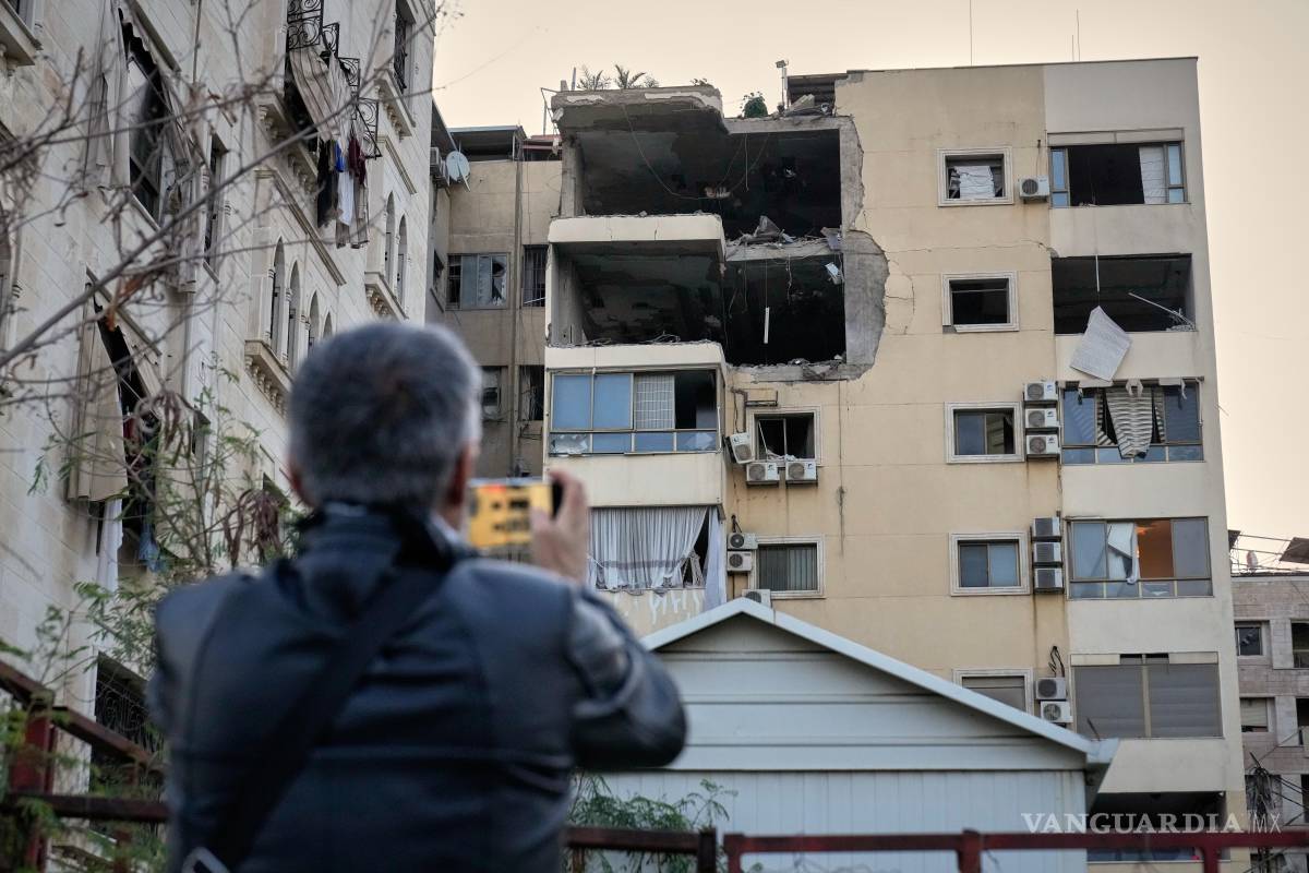 $!Un hombre toma fotos del daño en un edificio de apartamentos que fue impactado por un ataque aéreo israelí en Dahiyeh, un suburbio al sur de Beirut, Líbano, el lunes 2 de marzo de 2026.