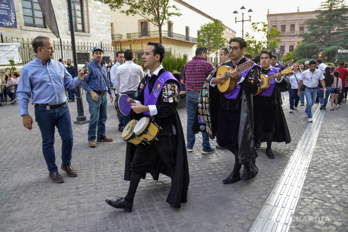 $!Las Tunas Universitarias de la UAdeC animaron la callejoneada con canciones populares que invitaron a cantar y bailar por las calles del centro histórico.