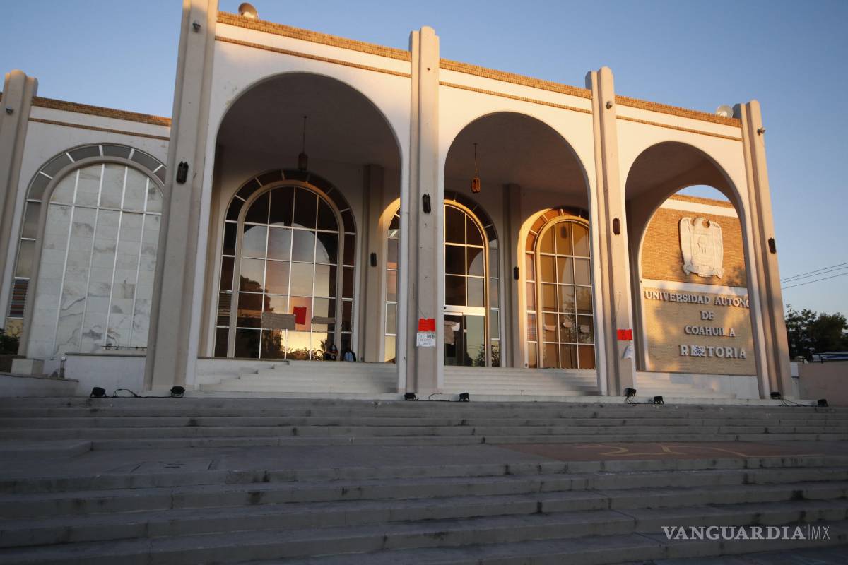 $!Realizan estudiantes plantón en Rectoría de la UAdeC