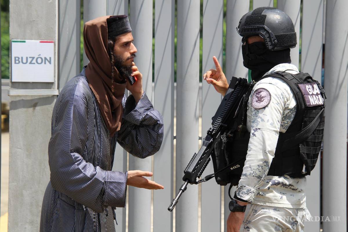 $!Un migrante de origen judío dialoga con personal de la Guardia Nacional, durante una protesta pacífica para exigir la liberación de integrantes de su comunidad.