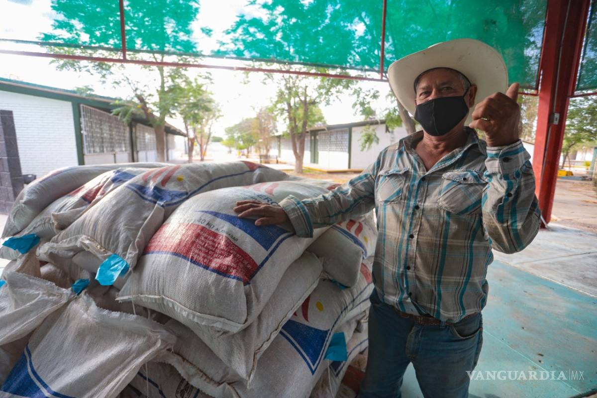 Ayuntamiento de Torreón entrega 66 toneladas de alimento a caprinocultores