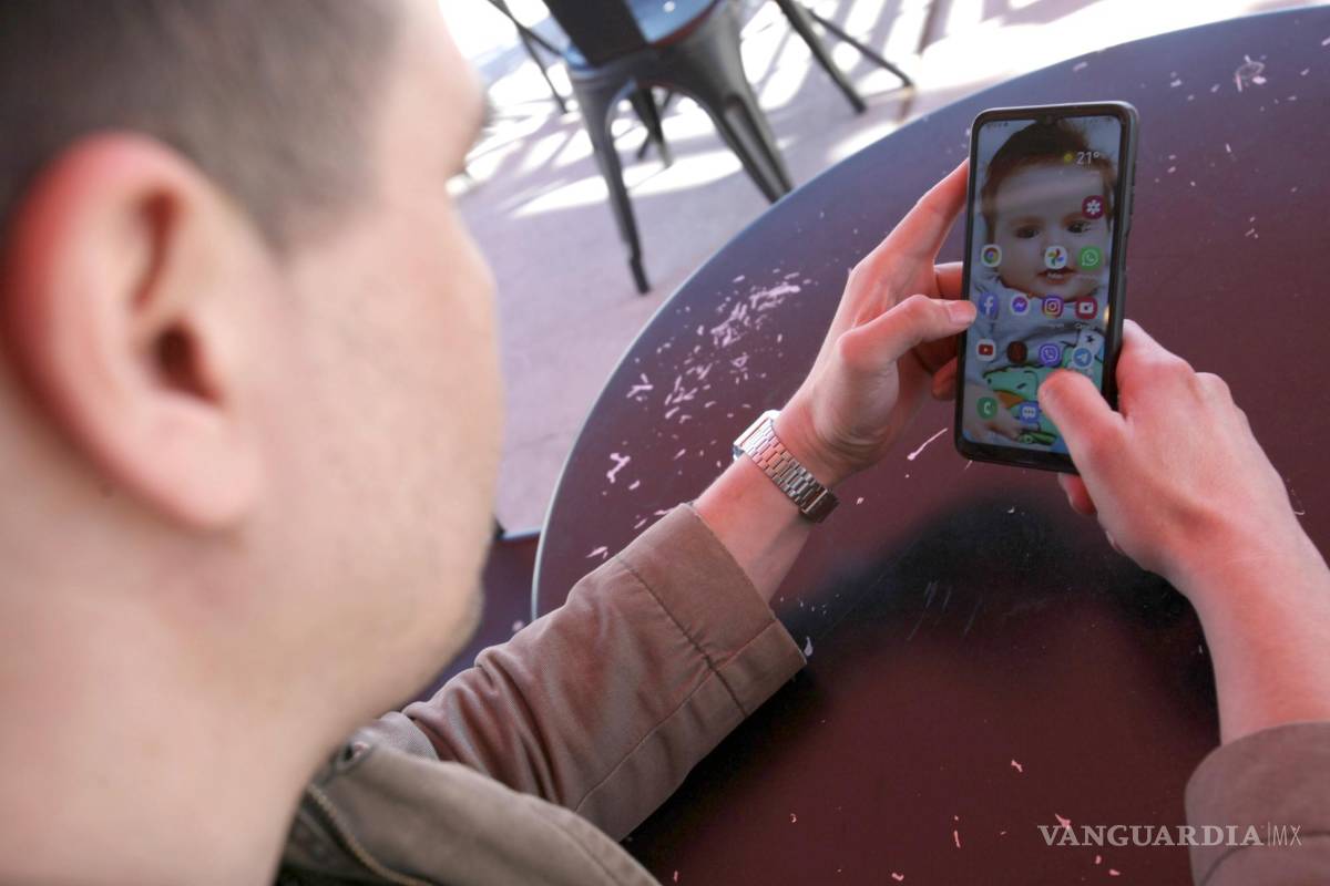 $!Tras una odisea de miles kilómetros y varios países, el músico mexicano Javier Donlucas Pelayo logró escapar de los bombardeos en Ucrania.EFE/Luis Torres