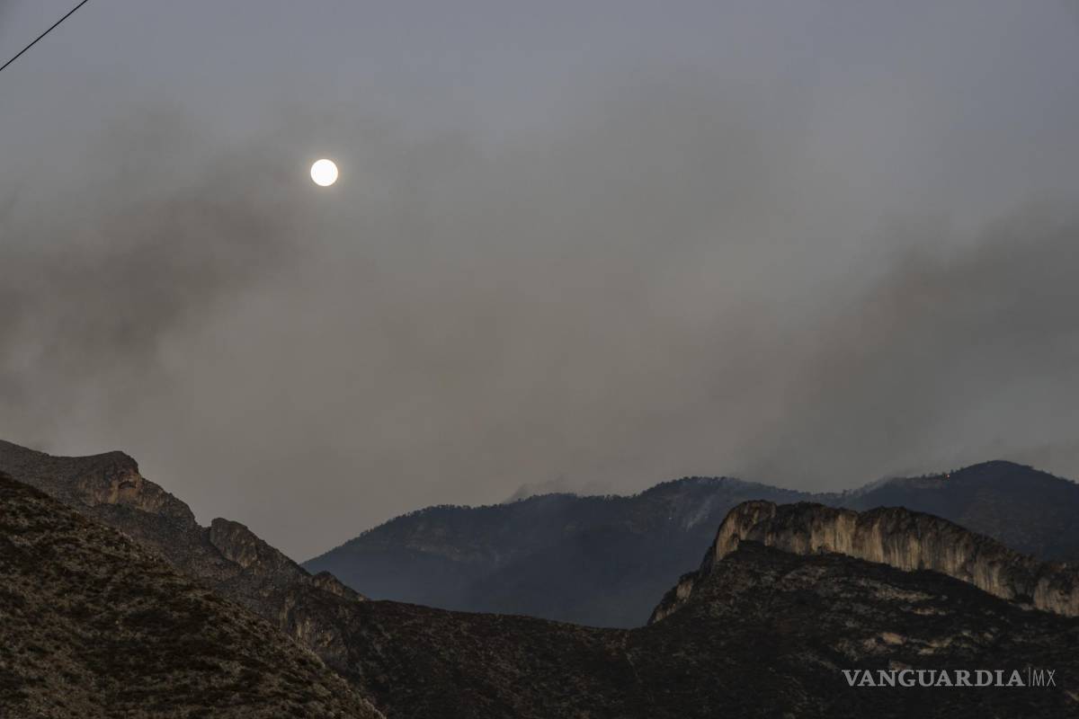 $!Saltillo, Coahuila 14 de mayo del 2022 Incendio en lo alto del Cañón de San Lorenzo, visto desde la colonia Parajes de Santa Elena.