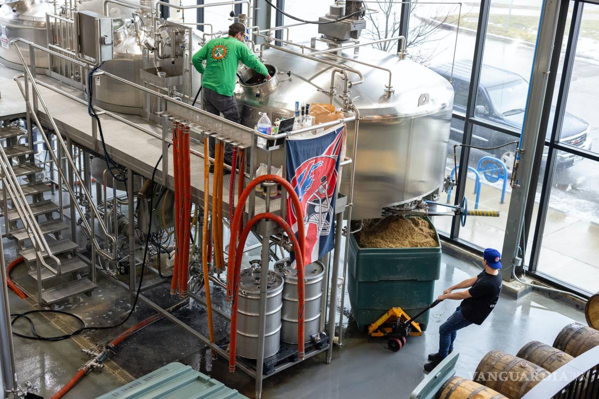 $!Un contenedor de granos usados que quedan del proceso de elaboración de cerveza en Resurgence Brewing Company se mueve con ruedas.