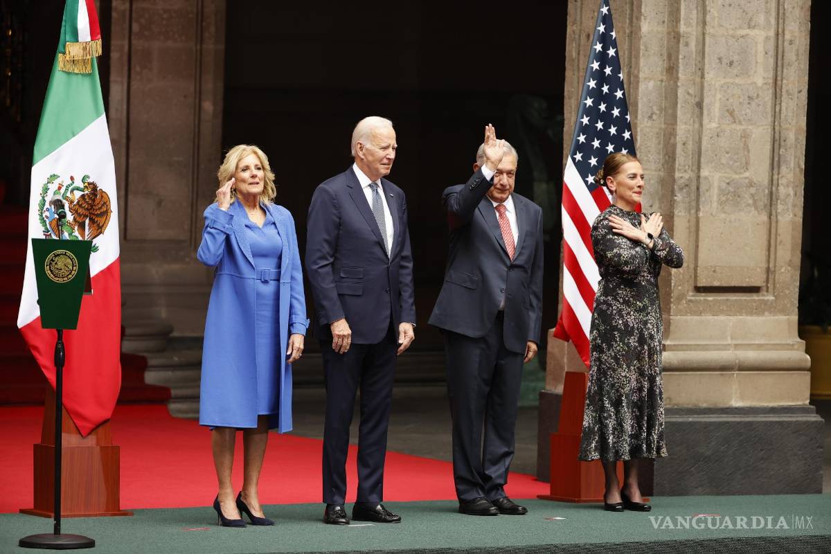 $!El presidente de México, Andrés Manuel López Obrador (cd), y su esposa Beatriz Gutiérrez Müller (d), posan junto al presidente de EEUU, Joe Biden (ci), y la primera dama, Jill Biden (i).