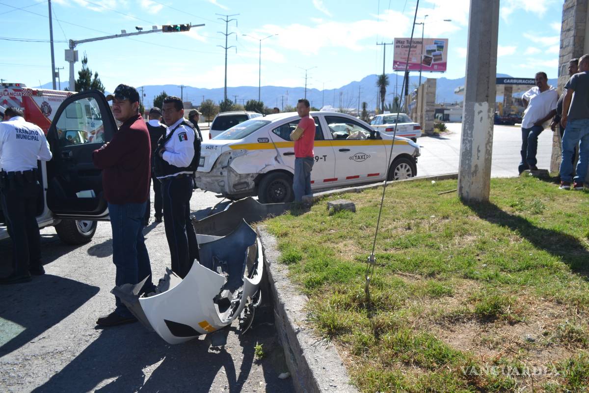 Por dar vuelta prohibida, un taxista le pega a moto y camioneta en Saltillo