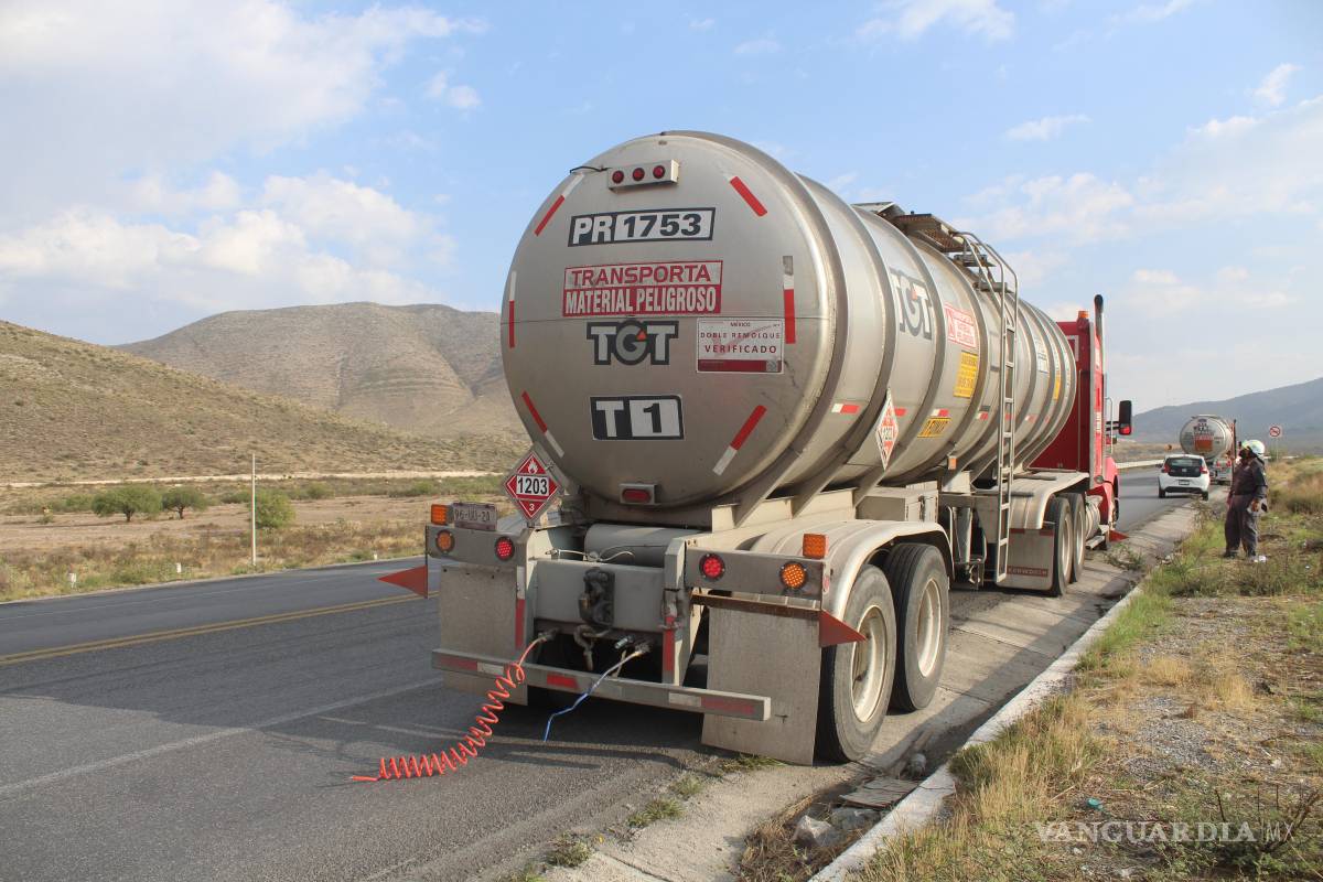 Tanque de diésel de tráiler se desprende y vuelca en la carretera Saltillo-Zacatecas