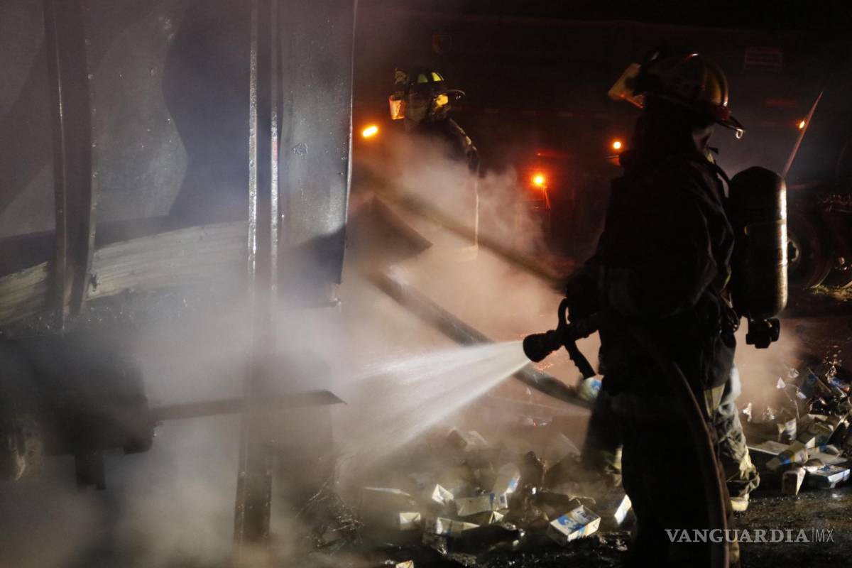 Se detiene el tráfico tras aparatoso choque e incendio en tramo Monterrey-Torreón