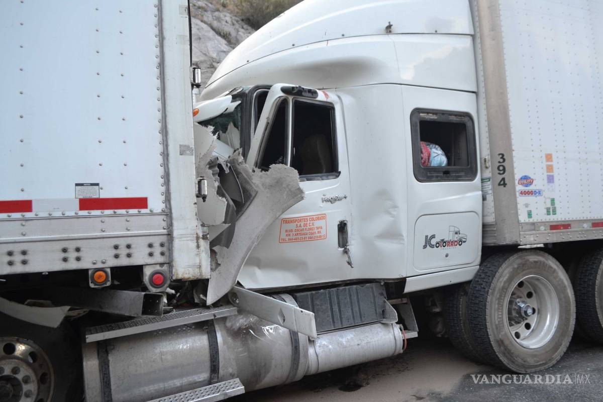 $!Le fallan frenos a tractocamión y vuelca en Los Chorros