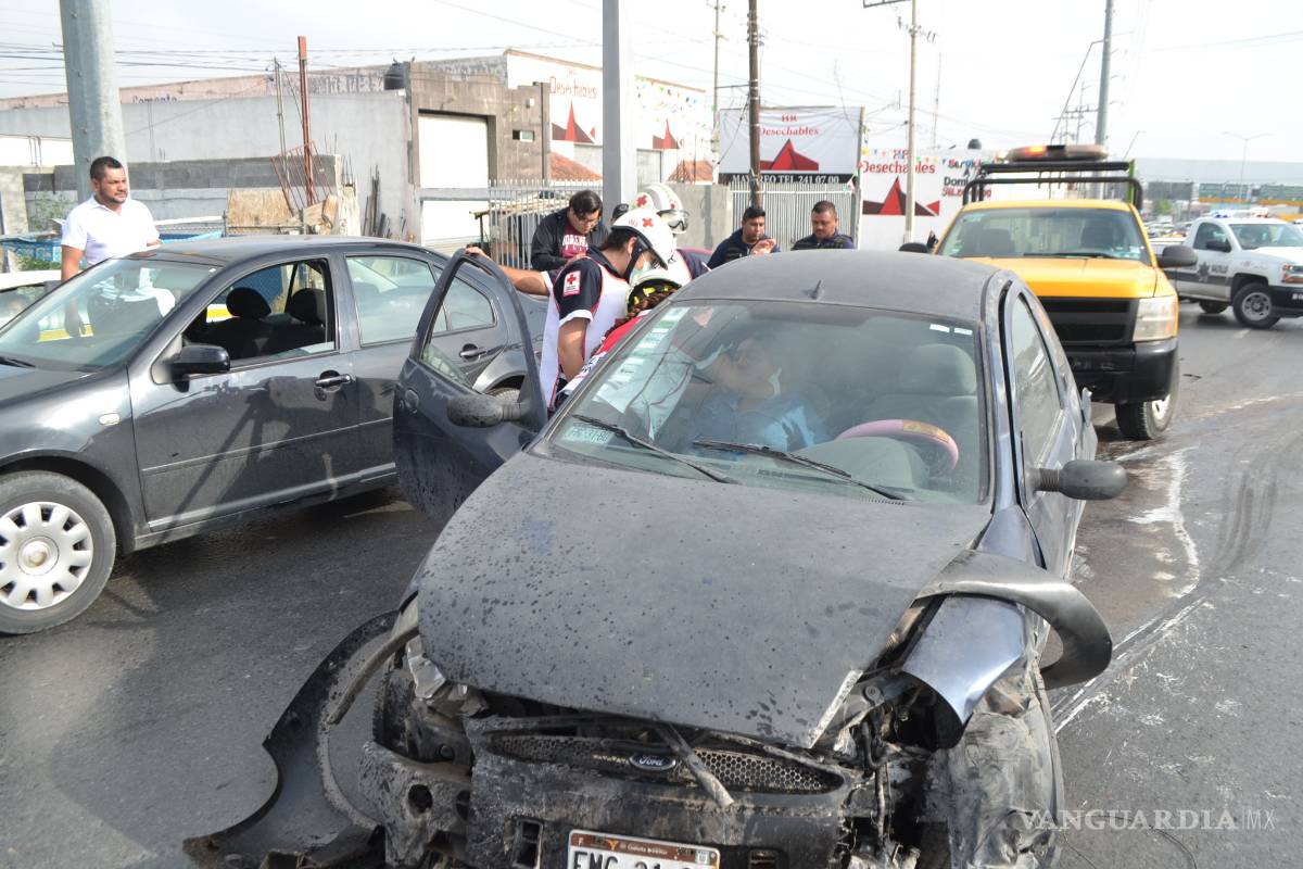 Una joven embarazada destroza su auto