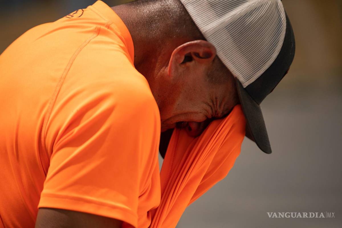 $!Un pintor se seca el sudor de los ojos en un trabajo al aire libre de 106 grados por la tarde en Crow Agency, Montana.