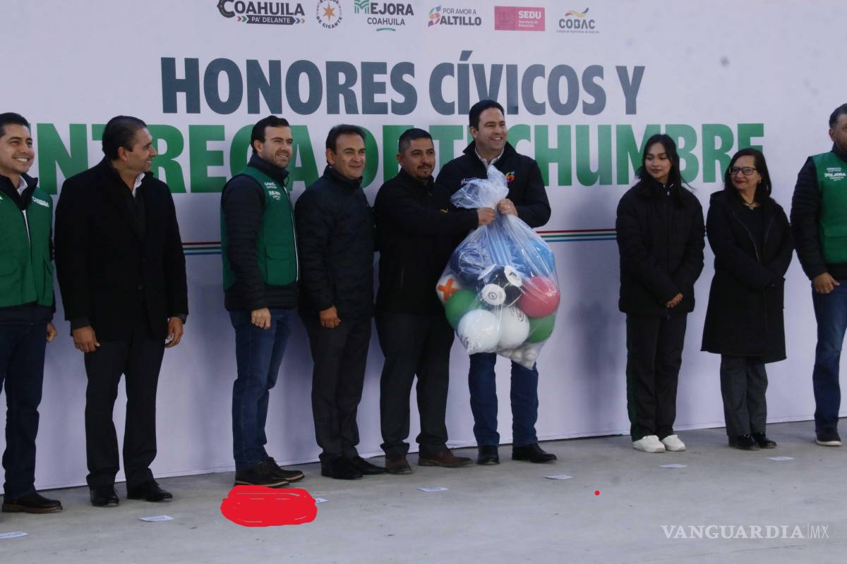 $!Este martes, Gabriel Elizondo (tercero de izquierda a derecha), acompañó al alcalde Javier Díaz en la entrega de una tecumbre en el Cobac “Francisco Ealy Ortiz”.