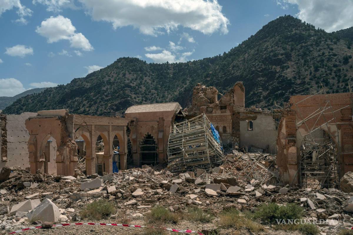 Una mujer embarazada, asustada y sin hogar, logra salir de los escombros tras el terremoto en Marruecos