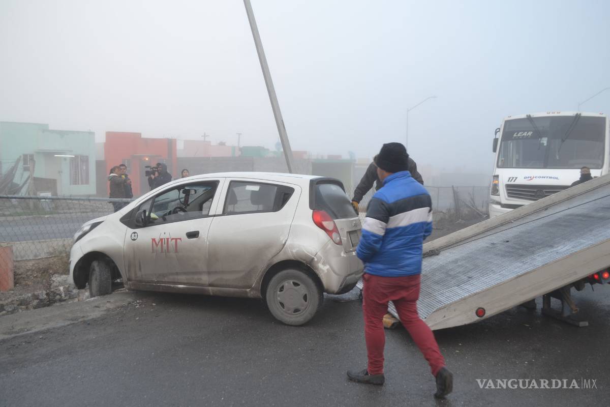 $!Embisten a automóvil y casi cae a un arroyo, al oriente de Saltillo