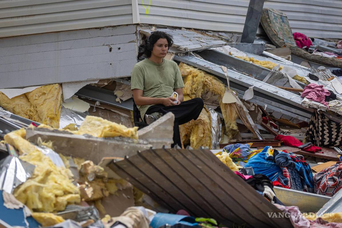 $!AME6292. LA GUAIRA (VENEZUELA), 30/06/2026.- Una persona aguarda en medio de los escombros de edificios colapsados tras los terremotos que asolaron a Venezuela la semana pasada que hacían parte del programa social Misión Vivienda del presidente fallecido Hugo Chávez, este martes en La Guaira (Venezuela). EFE/ Miguel Gutiérrez