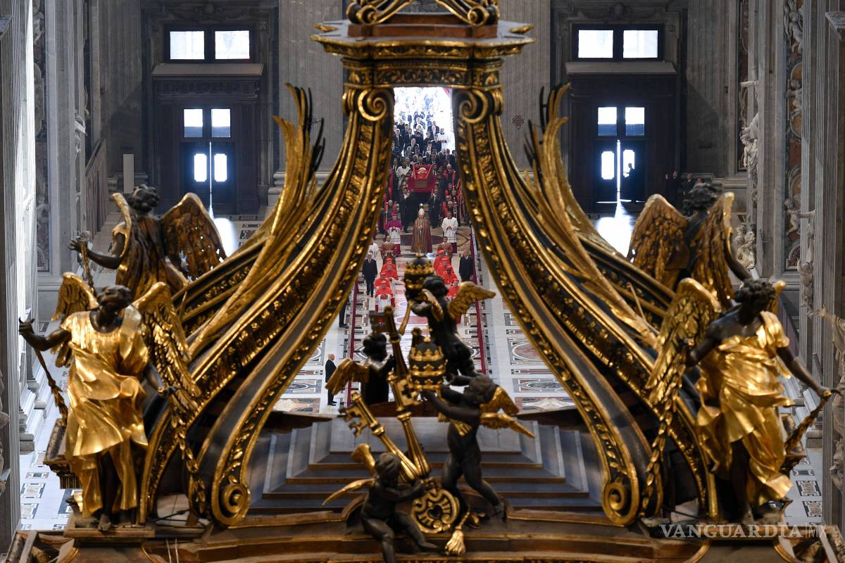 $!Despiden miles de fieles al Papa Francisco en la Basílica de San Pedro