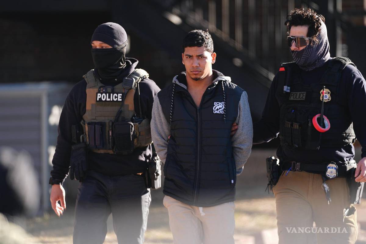 $!Autoridades escoltan a un sospechoso después de una redada el 5 de febrero de 2025, en el este de Denver.