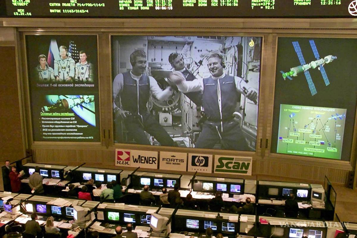 $!El centro de control de misiones de Rusia monitorea a la tripulación que flota dentro de la EEI, desde Korolyov, Moscú, el jueves 2 de noviembre de 2000.