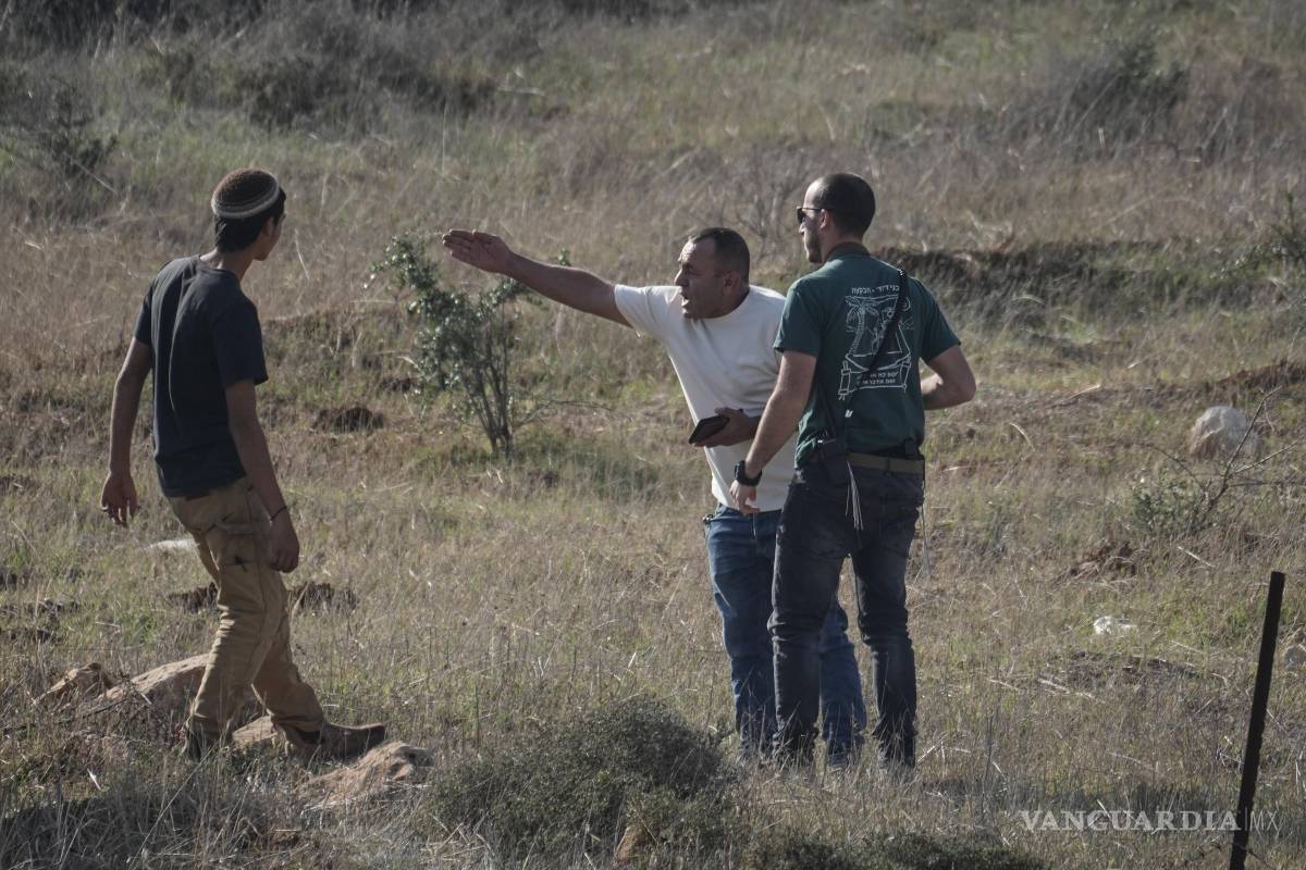 $!Un residente palestino de la aldea cisjordana de Tarkumiya discute con colonos israelíes durante una protesta contra la confiscación de tierras en la zona.
