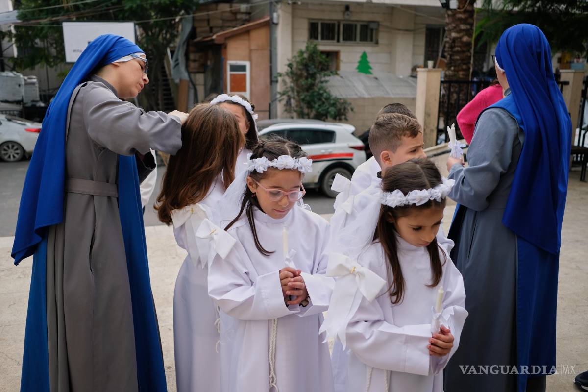 $!Niños y monjas se reúnen ante la iglesia católica de la Sagrada Familia antes de una misa previa a las celebraciones navideñas en Ciudad de Gaza.