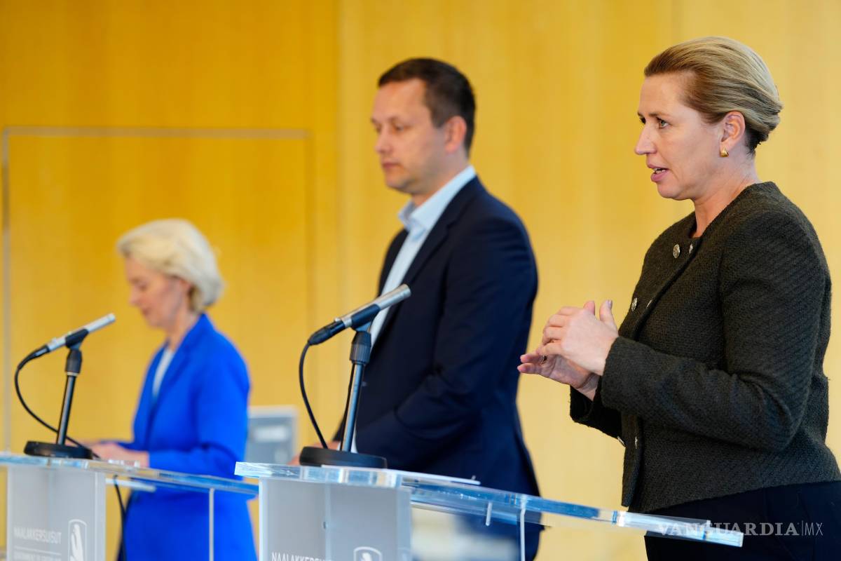 $!La primera ministra de Dinamarca, Mette Frederiksen (d), el jefe de gobierno de Groenlandia, Jens-Frederik Nielsen, (c) y la presidenta de la CE, Ursula von der Leyen, en Nuuk, Groenlandia,
