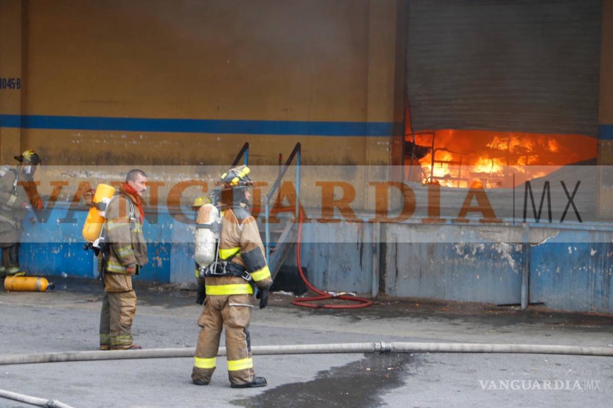 $!Fuerte incendio en bodega a la altura de la Central de Abastos alarma a Saltillo