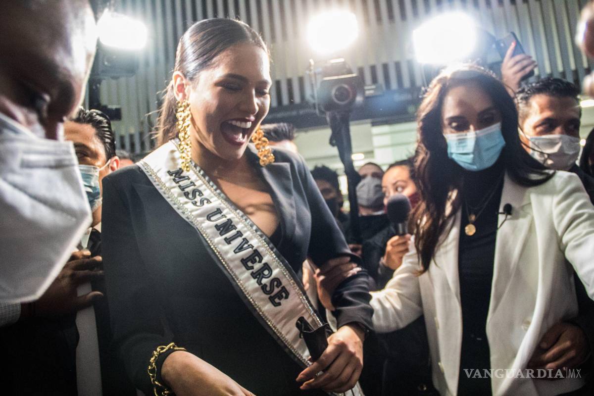 $!La Miss Universo, Andrea Meza, llego al aeropuerto Internacional de la Ciudad de México. La recibió la ex reina de belleza Lupita Jones.