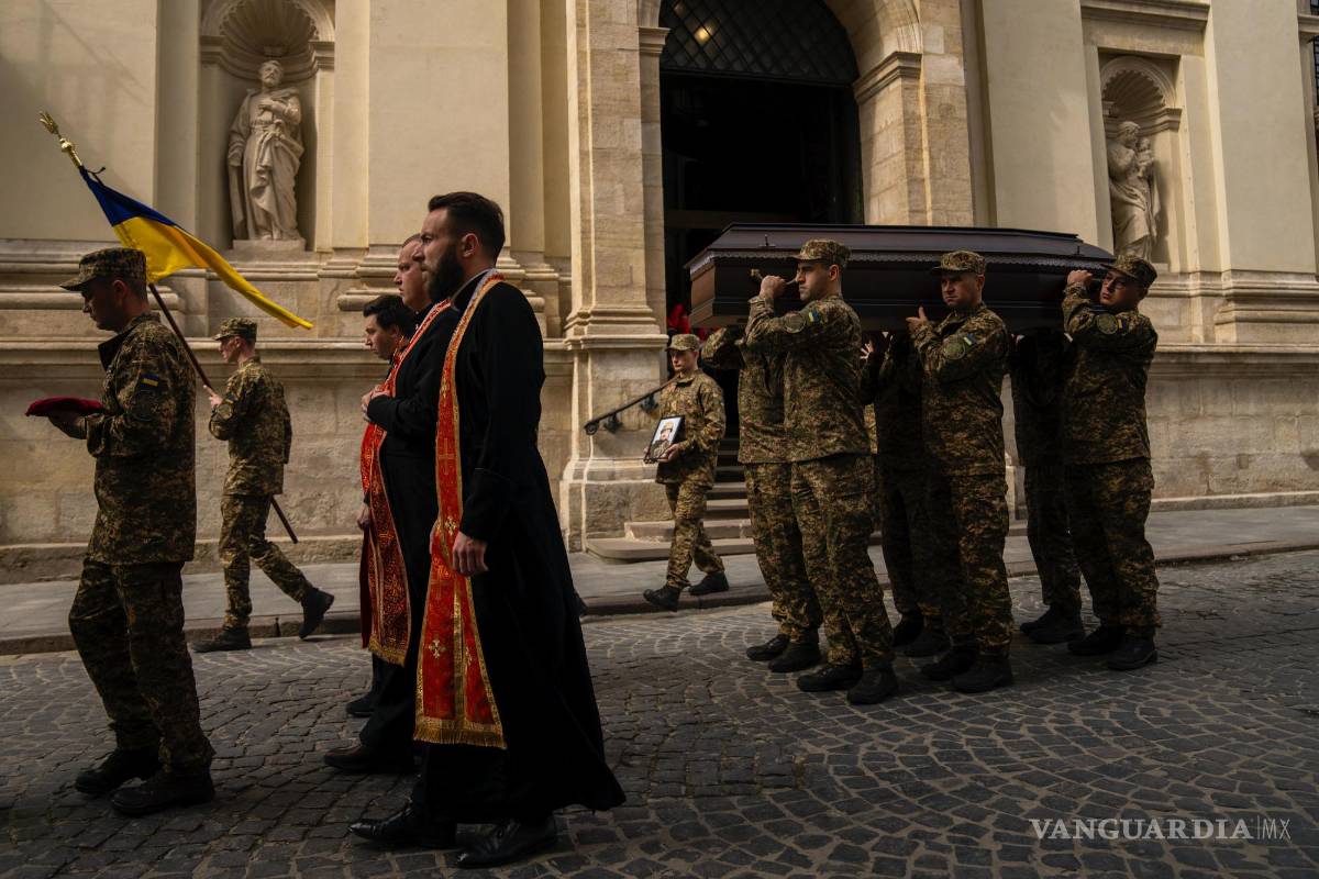 $!Soldados llevan los ataúdes de dos sargentos del ejército ucraniano durante su funeral en la iglesia de los Santos Pedro y Pablo en Leópolis, Ucrania.