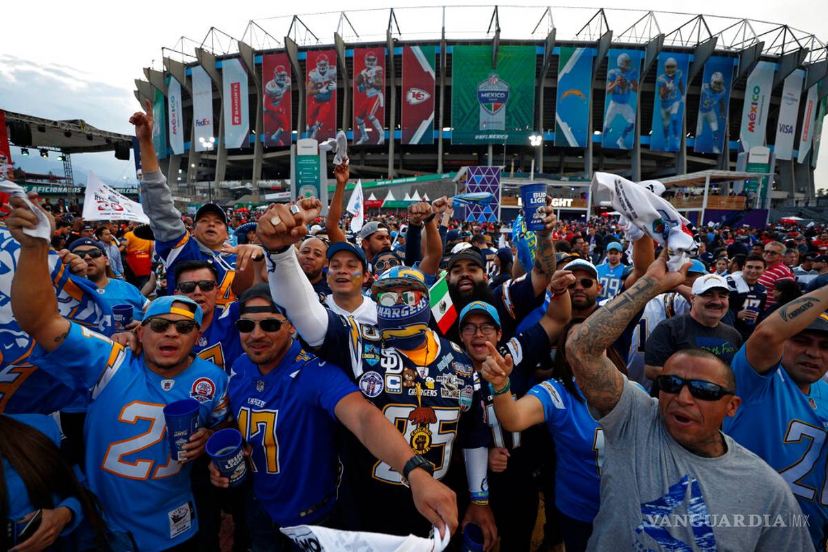 A pesar de la intensa seguridad, aficionados sufren robo masivo afuera del Estadio Azteca