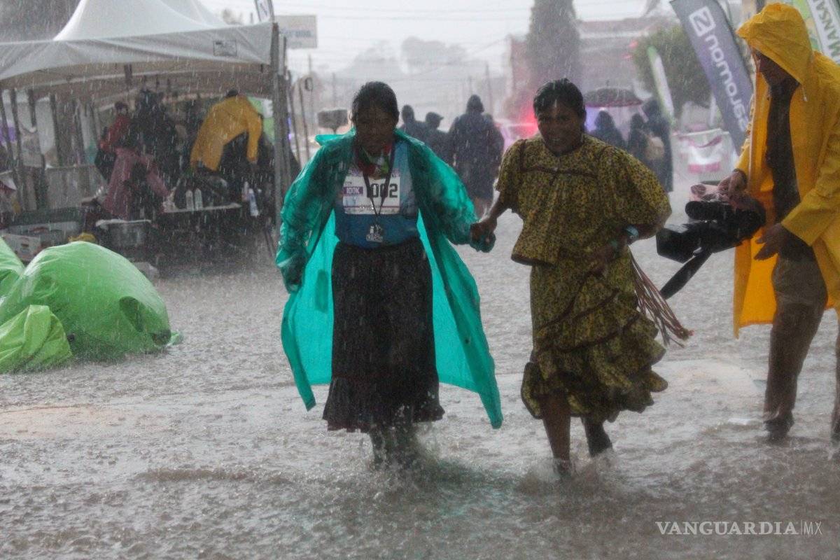 En medio de una granizada, corredora rarámuri consigue el segundo lugar del Ultramaratón de los Cañones