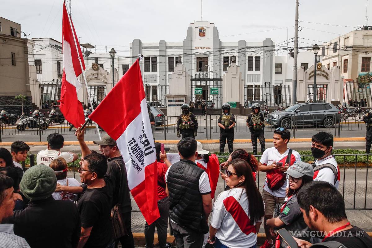$!Manifestantes permanecen a las afueras de la Prefectura donde se encuentra el presidente Pedro Castillo, en Lima, Perú.