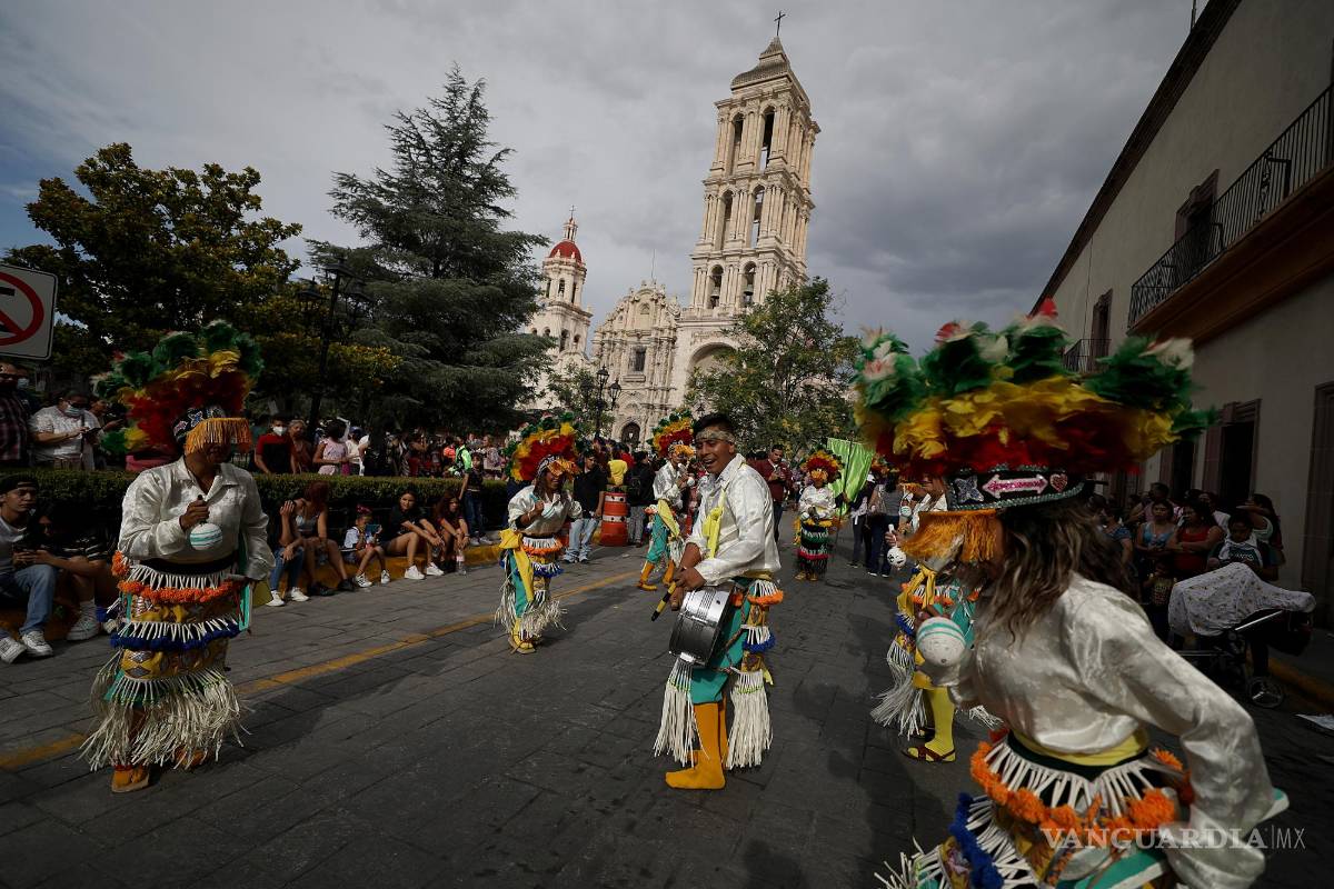 $!Artistas participan en la celebración de la Fiesta Internacional de las Artes Saltillo 445 danzando cerca a la Parroquia del Ojo de Agua Saltillo, Coahuila (México).