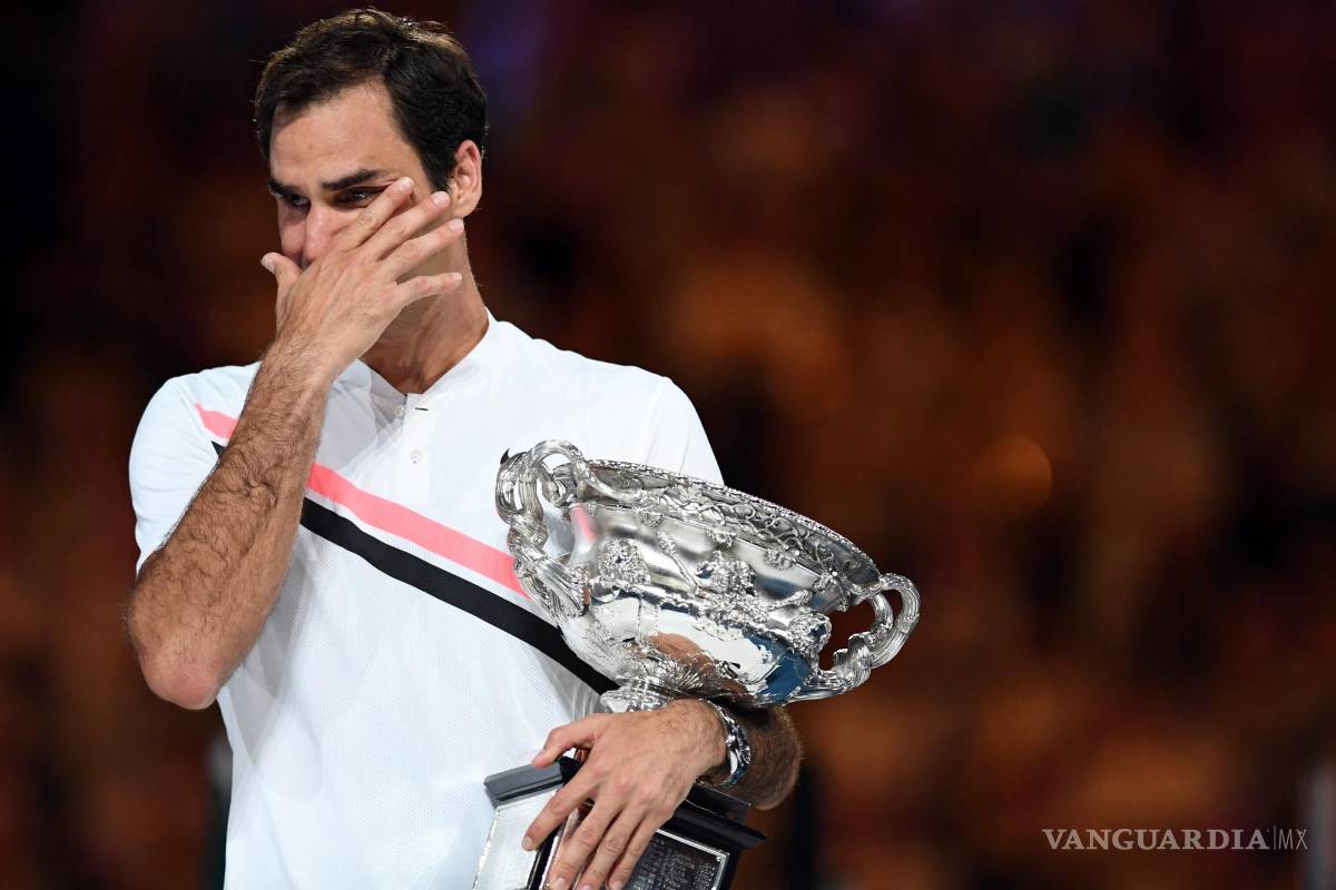 $!Roger Federer de Suiza reacciona durante la ceremonia de entrega del trofeo de la final masculino del Abierto de Australia el 28 de enero de 2018.