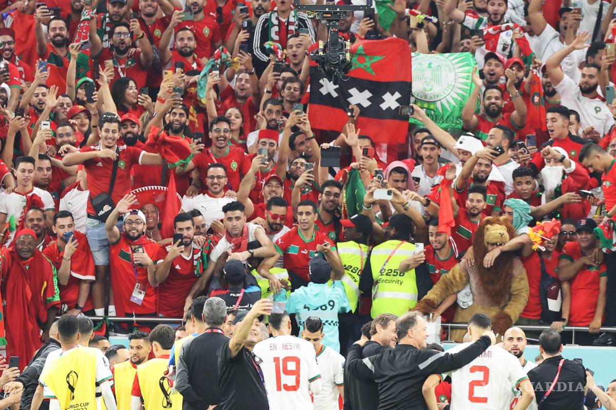 $!Aficionados de Marruecos celebraron el pase a Octavos de Final.