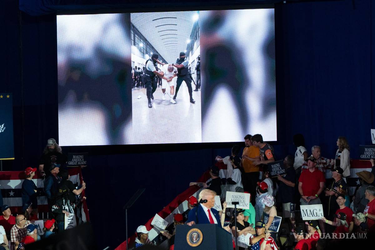 $!Donald Trump muestra un video sobre detenidos en El Salvador mientras habla sobre sus primeros 100 días en Warren, Michigan.