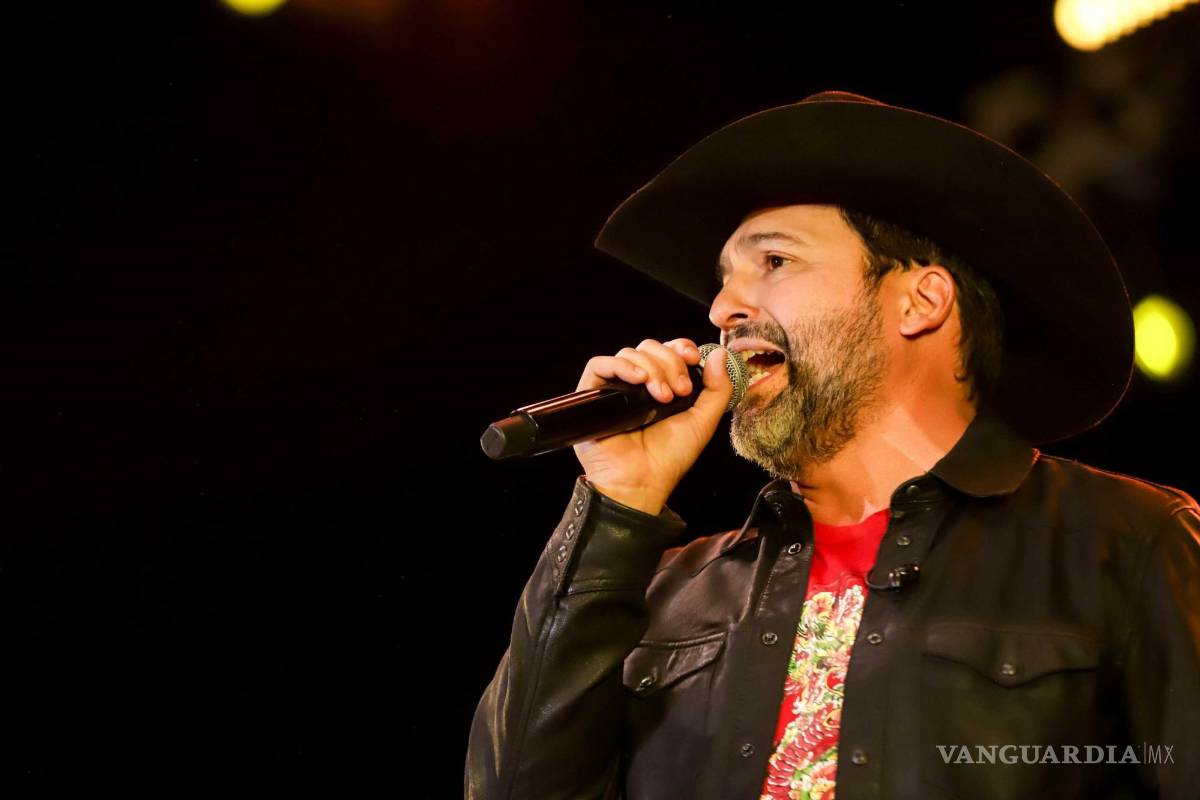 $!A Bobby se le notó alegre en el escenario disfrutando del calor del público y grabando videos con su teléfono.