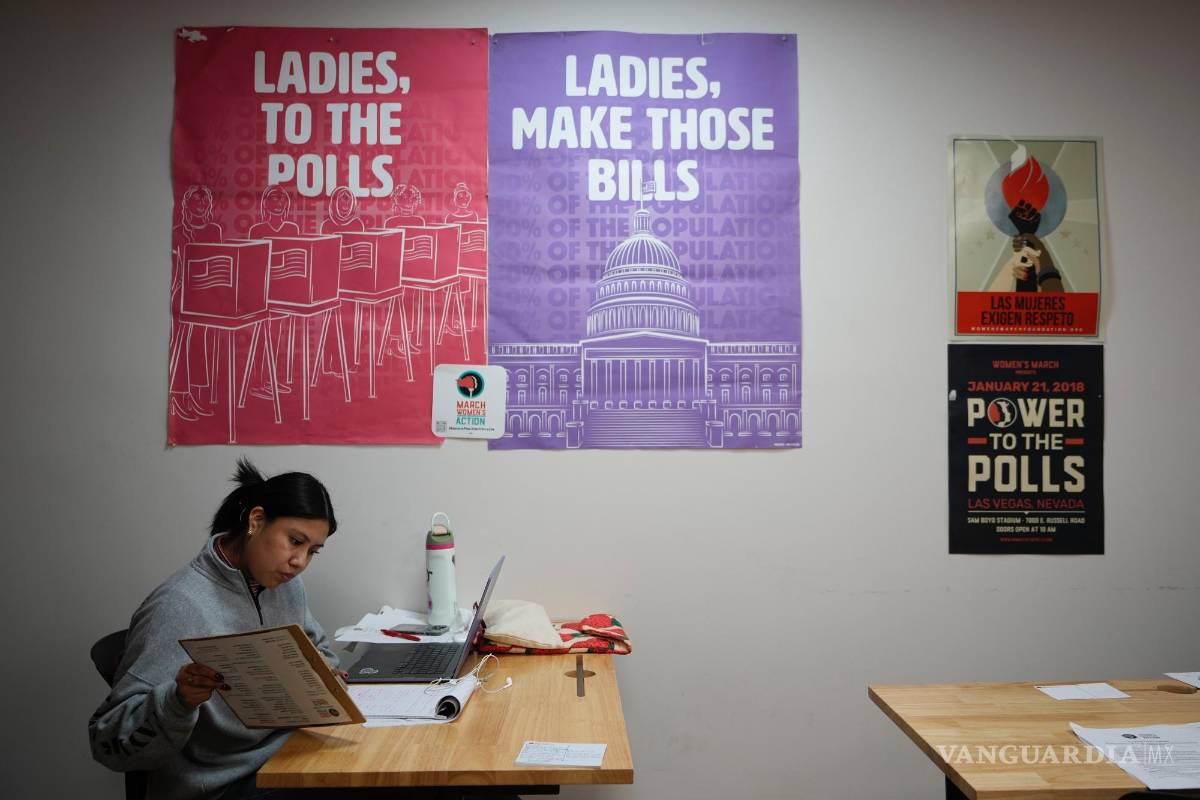 $!Mirian Palacios, voluntaria y directora de campaña, se une a un grupo en un banco telefónico para alentar a los votantes a votar por la vicepresidenta Kamala Harris.