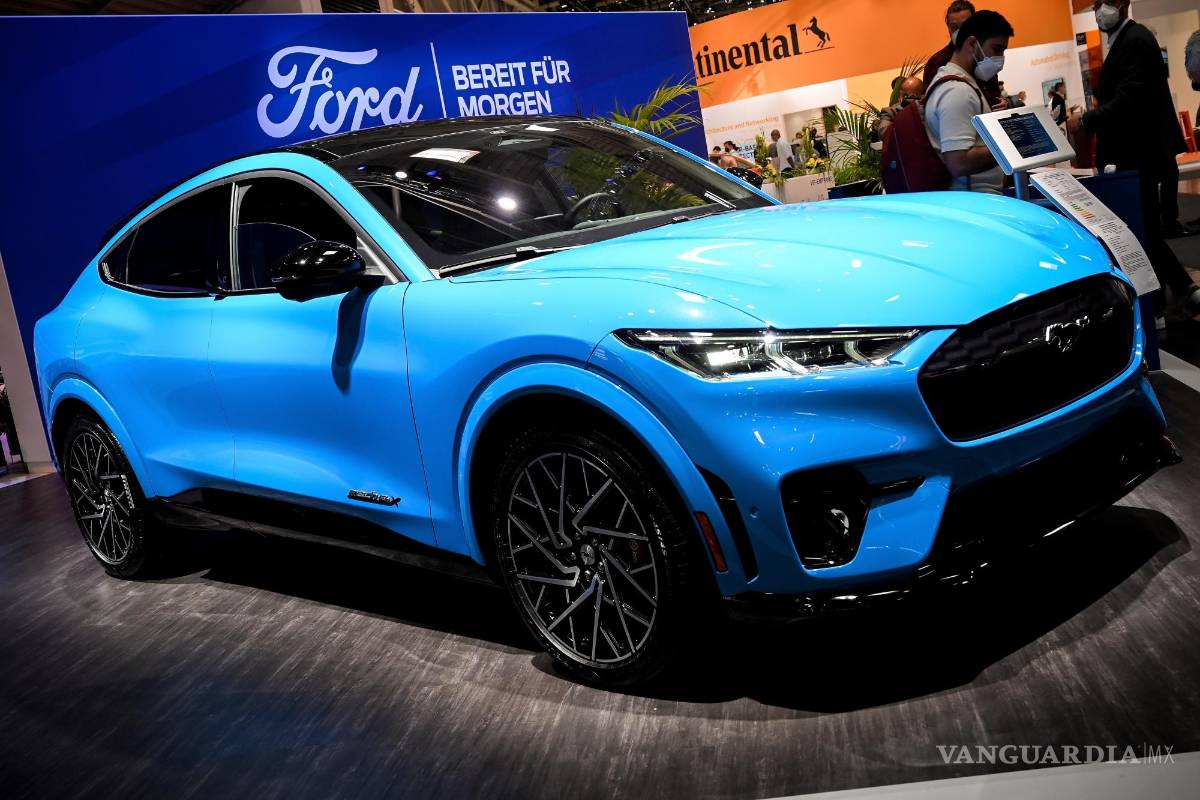 $!El Ford Mustang Mach E 4X totalmente eléctrico en exhibición en el primer día de vista previa para la prensa del Salón Internacional del Automóvil IAA en Munich, Alemania. EFE/EPA/Sascha Stenbach