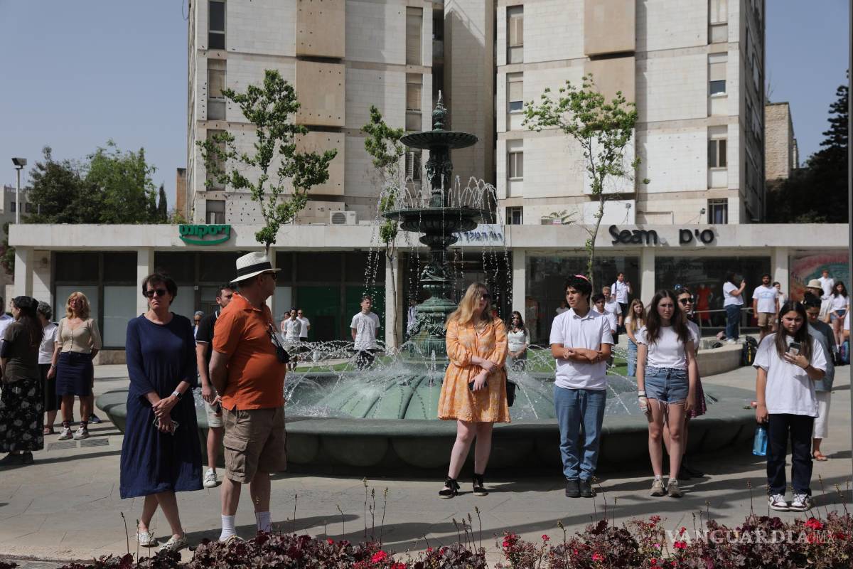$!La gente se queda quieta mientras suenan las sirenas en todo el país durante el Día de Conmemoración del Holocausto, en Jerusalén.