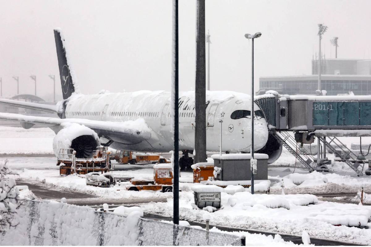 Paraliza el clima a Munich: quedan congelados aviones y trenes por nevadas históricas