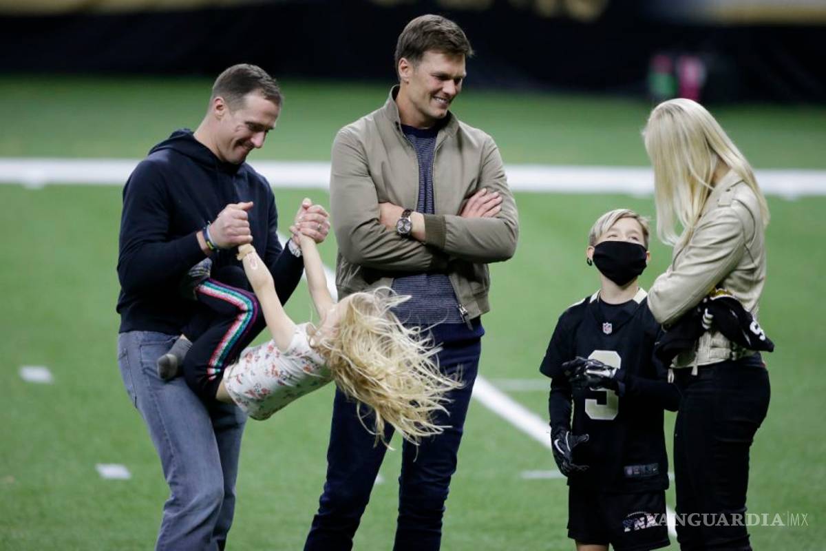 Tom Brady se pone a jugar con los hijos de Brew Brees al finalizar el partido