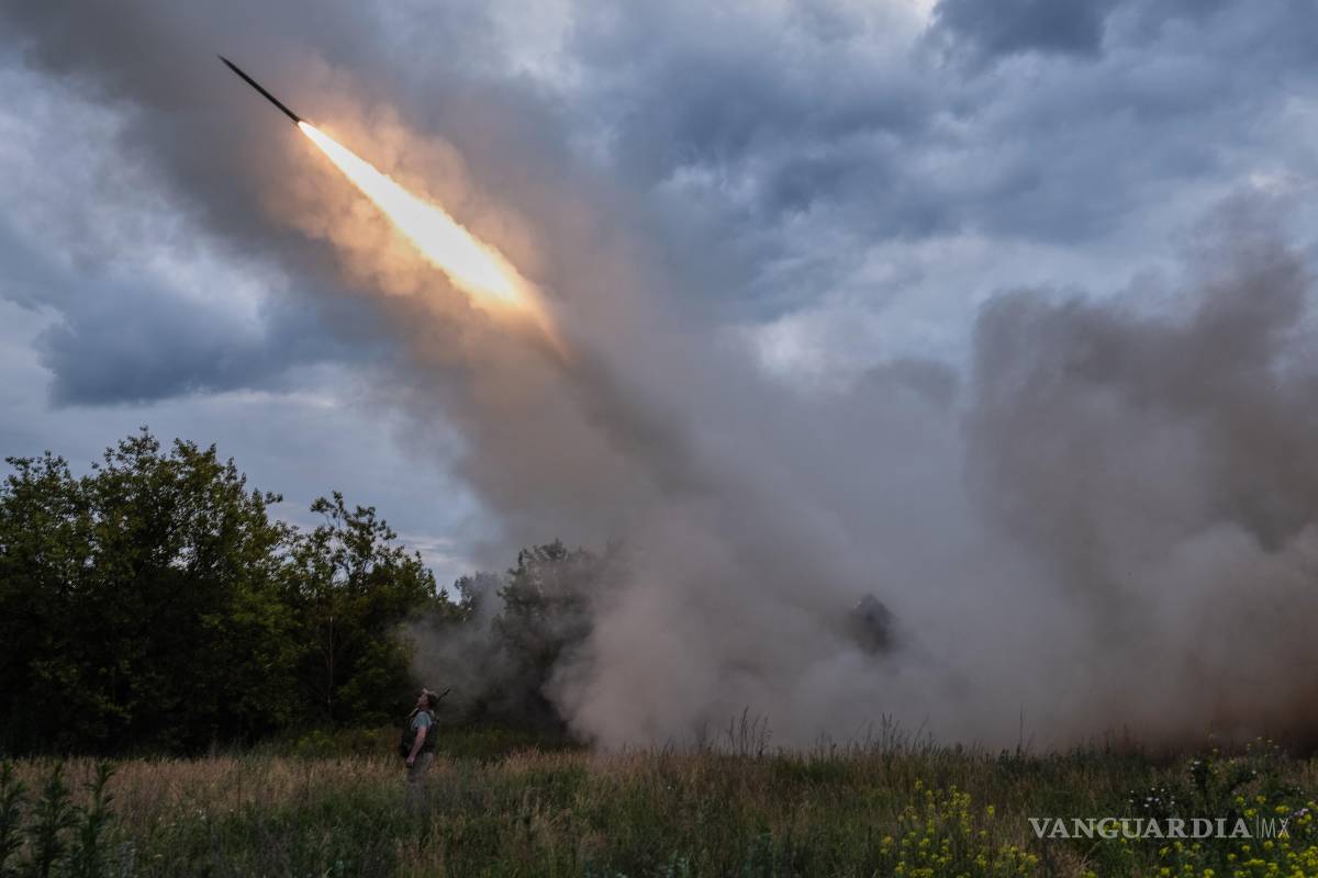 $!Un soldado observa un sistema de lanzamiento múltiple de misiles BM-21 “Grad” disparando contra posiciones rusas cerca de Kostiantynivka, región de Donetsk.