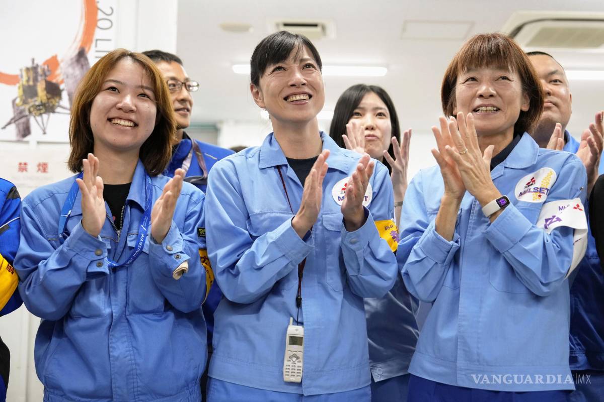 $!Empleados de la Agencia de Exploración Aeroespacial de Japón y otros celebran cómo una nave espacial japonesa lanzada a bordo de un cohete H3 se separó con éxito según lo planeado.